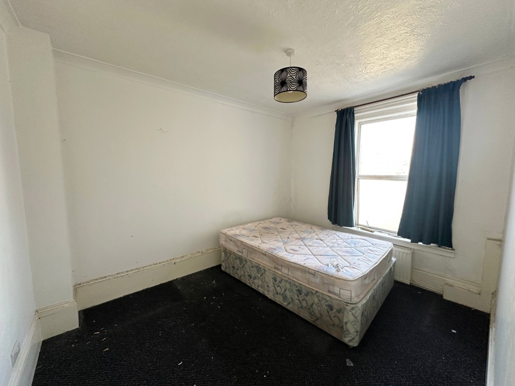 Lot: 24 - TWO-BEDROOM FIRST FLOOR FLAT IN HIGH STREET LOCATION - Main Bedroom